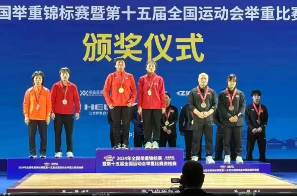 西安输送运动员龙雪在全国举重锦标赛上夺银牌